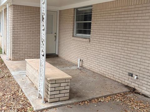 Tiny photo for 911 Roberts Street, El Campo, TX 77437 (MLS # 14374132)
