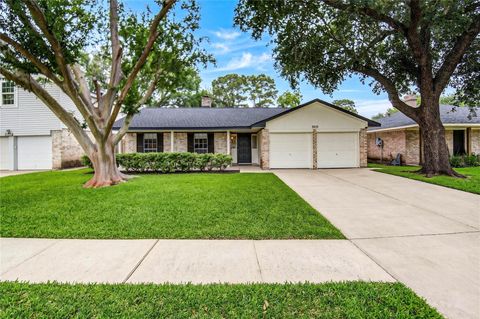 Photo of 2419 Fairgreen Drive, Missouri City, TX 77489 (MLS # 25767179)