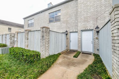 Photo of 324 Wilcrest Drive #324, Houston, TX 77042 (MLS # 55322997)