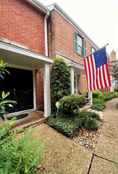 Photo of 752 Augusta Drive, Houston, TX 77057 (MLS # 98517518)