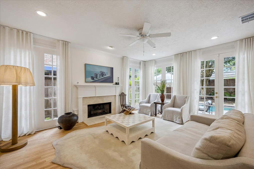 Photo of 5591 Beverlyhill Street, Houston, TX 77056 (MLS # 47315920)