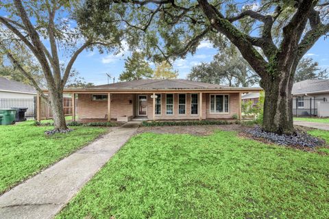 Photo of 4537 Kingfisher Dr, Houston, TX 77035 (MLS # 25076900)