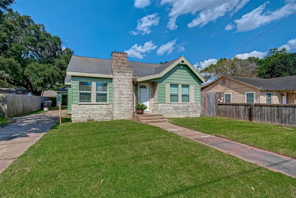 Photo of 1018 W Sealy Street, Alvin, TX 77511 (MLS # 24153594)