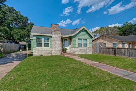 Photo of 1018 W Sealy Street, Alvin, TX 77511 (MLS # 24153594)
