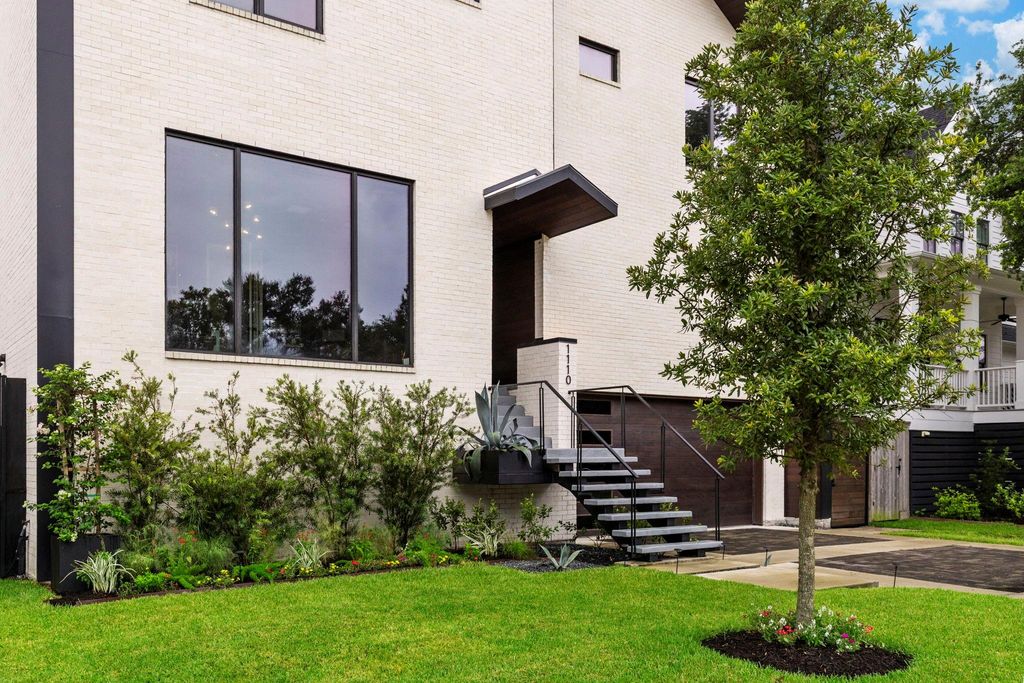 Photo of 1110 Grovewood Lane, Houston, TX 77008 (MLS # 17101527)