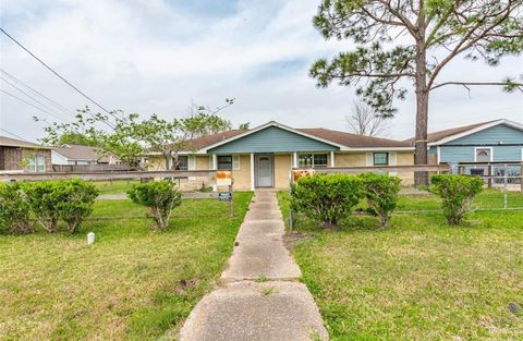 Photo of 1350 Strawberry Street, League City, TX 77573 (MLS # 69824437)