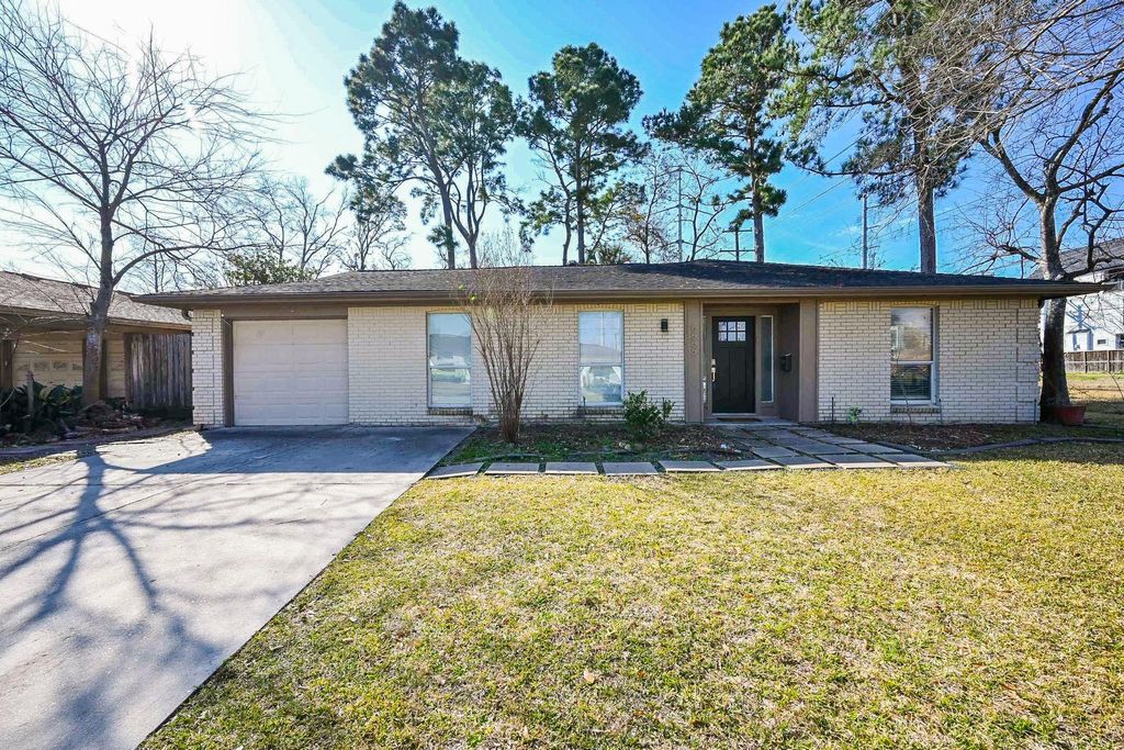 Photo of 6555 Grovewood Lane, Houston, TX 77008 (MLS # 70869362)