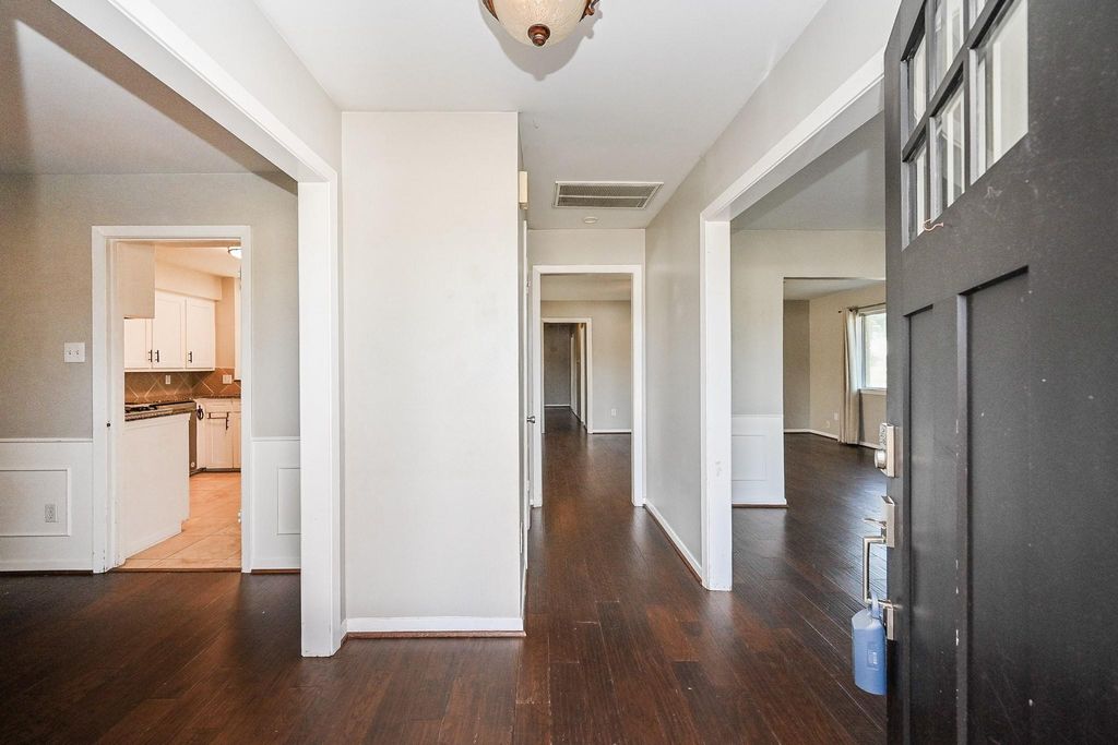 Photo of 6555 Grovewood Lane, Houston, TX 77008 (MLS # 70869362)