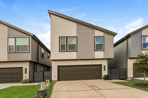 Photo of 18330 W Centro Circle, Shenandoah, TX 77385 (MLS # 51157130)