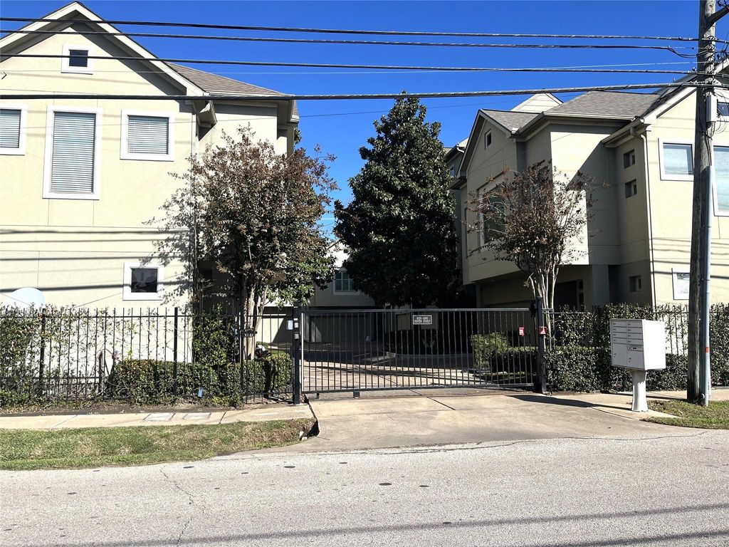 Photo of 4338 Center Street, Houston, TX 77007 (MLS # 82904765)