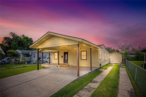 Photo of 10221 Flaxman St Street, Houston, TX 77029 (MLS # 88792270)