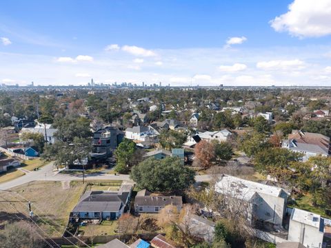 Tiny photo for 1811 W 14th 1/2 Street, Houston, TX 77008 (MLS # 20052814)