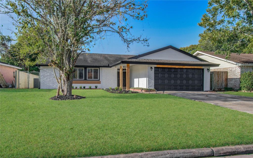 Photo of 17114 Barcelona Drive, Friendswood, TX 77546 (MLS # 9012997)