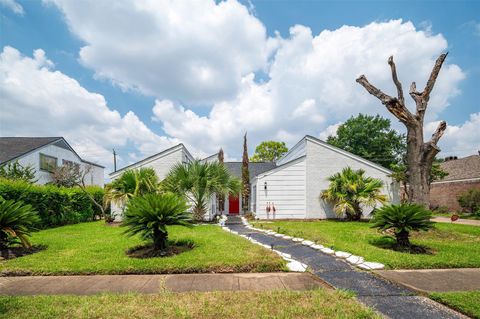 Photo of 10730 Braes Bayou Drive, Houston, TX 77071 (MLS # 87153815)