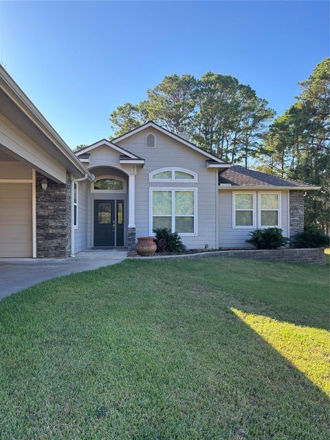 Photo of 145 Bridgeway, Onalaska, TX 77360 (MLS # 80740898)