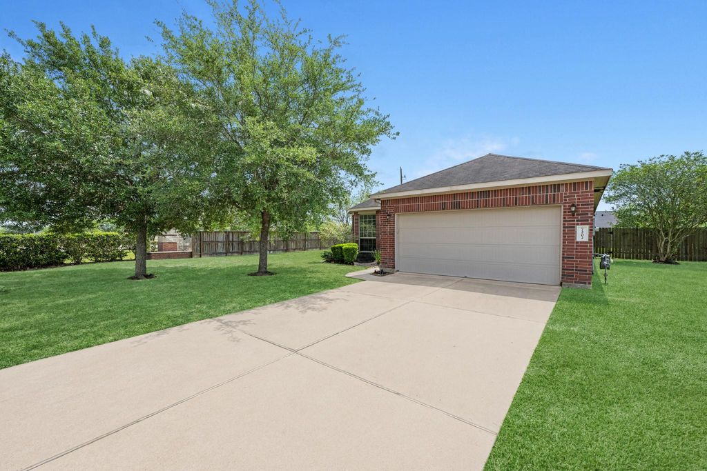 Photo of 7202 Northfork Drive, Pearland, TX 77584 (MLS # 17727433)