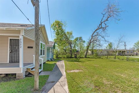 Photo of 2526 Campbell Street, Houston, TX 77026 (MLS # 83541867)