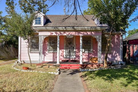 Photo of 2827 Robertson Street, Houston, TX 77009 (MLS # 9197673) Photo of 2827 Robertson Street, Houston, TX 77009 (MLS # 9197673)