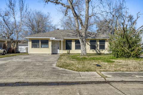 Photo of 315 Acacia Street, Lake Jackson, TX 77566 (MLS # 86510282)