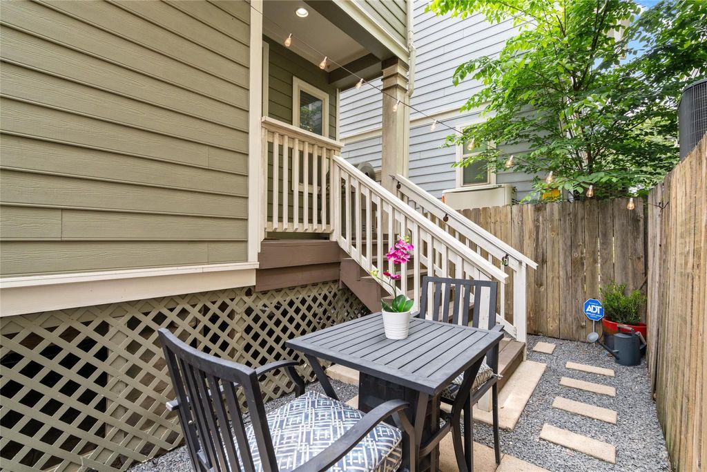 Photo of 1244 Hobbs Reach Lane, Houston, TX 77008 (MLS # 9445494)