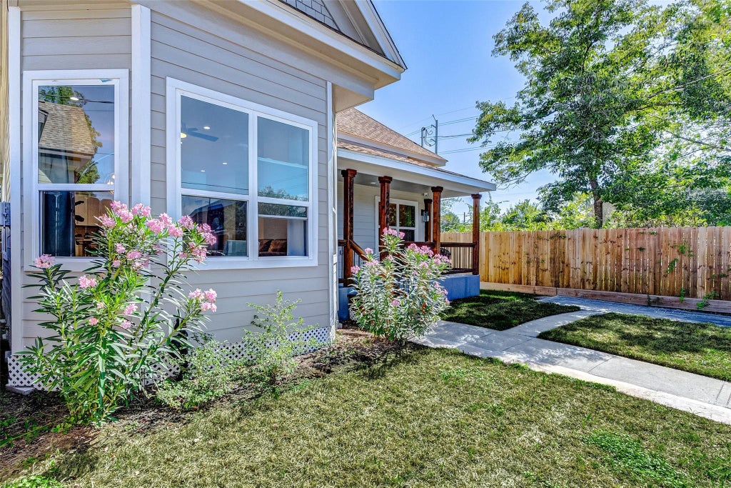 Photo of 2008 Common Street, Houston, TX 77009 (MLS # 62310013)
