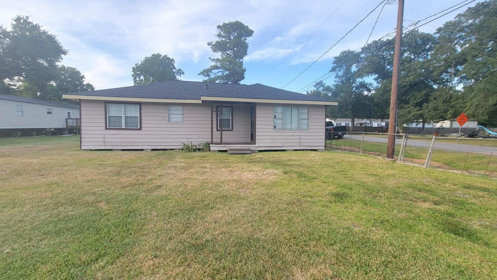Photo of 208 Battlebell Road, Highlands, TX 77562 (MLS # 28625439)