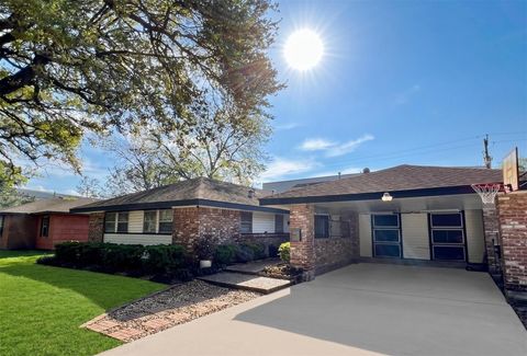 Photo of 2107 Restridge Drive, Houston, TX 77055 (MLS # 11696865)