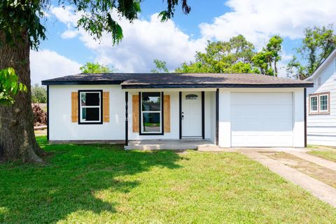 Photo of 218 Evans Street, Angleton, TX 77515 (MLS # 18920304)