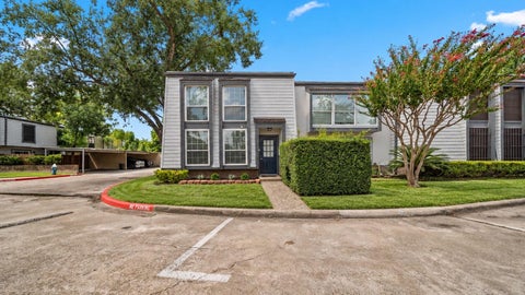Townhouse For Sale - 10211 Beekman Place Drive Drive<br/> Harris County, Houston, TX 77043