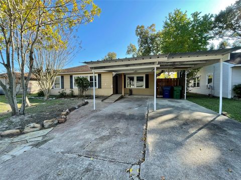 Photo of 1112 Southampton Road, Angleton, TX 77515 (MLS # 53850390)