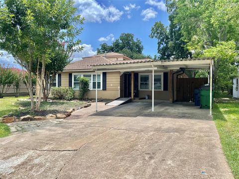 Photo of 1112 Southampton Road, Angleton, TX 77515 (MLS # 53850390)