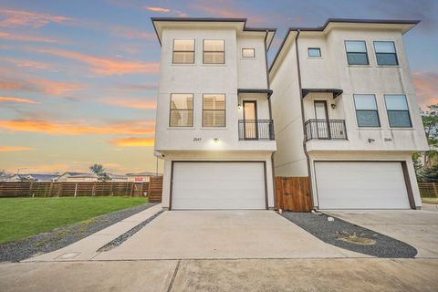 Homes For Rent - 2547 Calumet Street<br/> Harris County, Houston, TX 77004