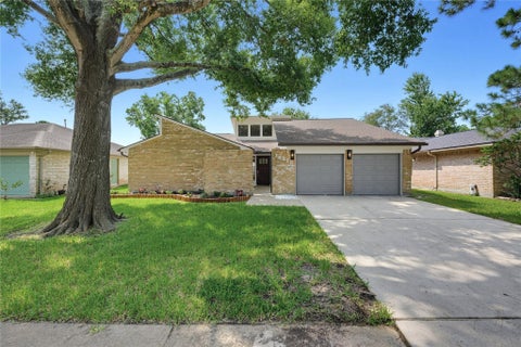 Photo of 16310 Havenhurst Drive, Houston, TX 77059 (MLS # 83141271)