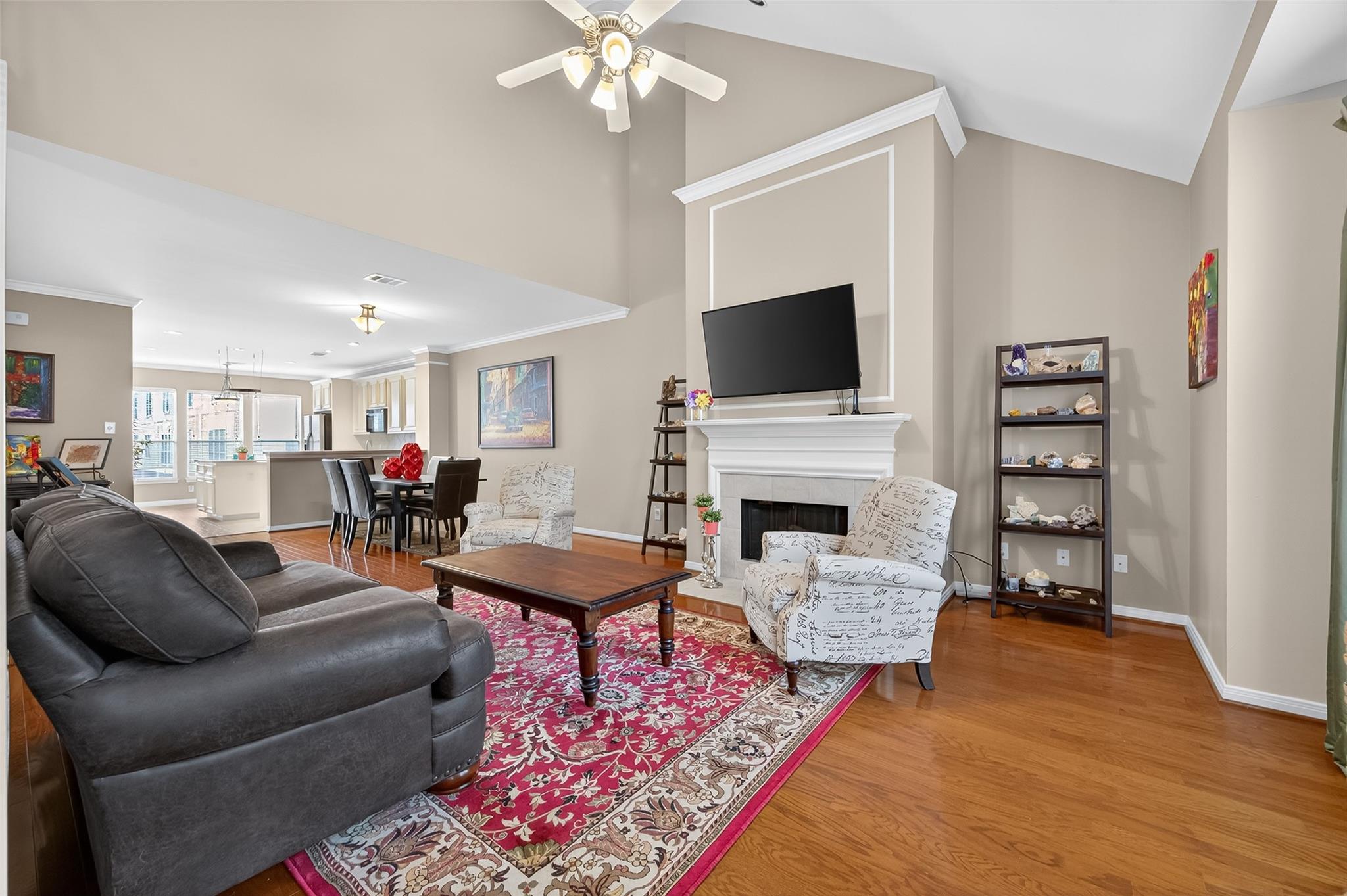 2913 Dallas Street W