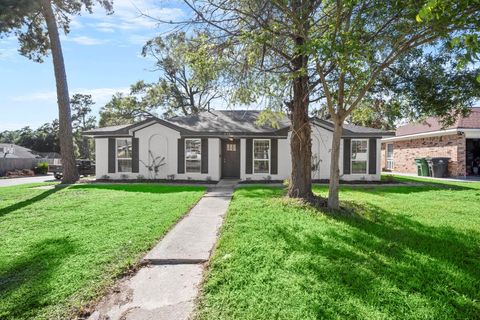 Photo of 914 Grand Oaks Drive, Houston, TX 77015 (MLS # 55541508)