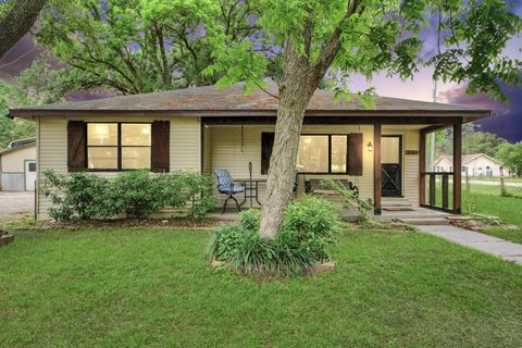 Photo of 204 S 4th Street, Alvin, TX 77511 (MLS # 92953688)