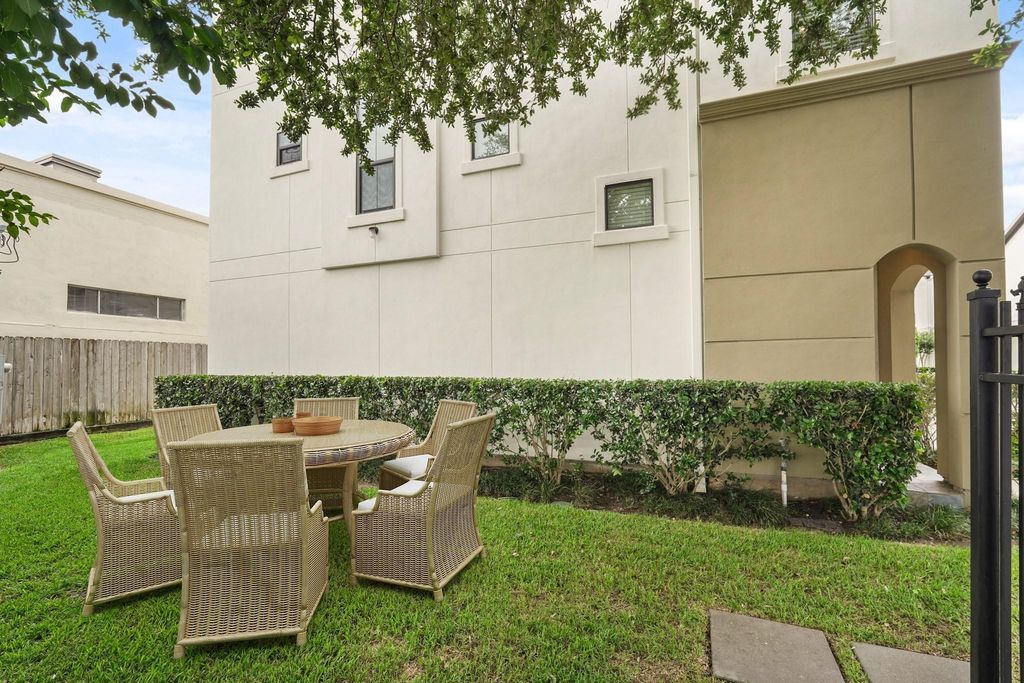 Photo of 3101 Fairdale Oaks E, Houston, TX 77057 (MLS # 96242151)
