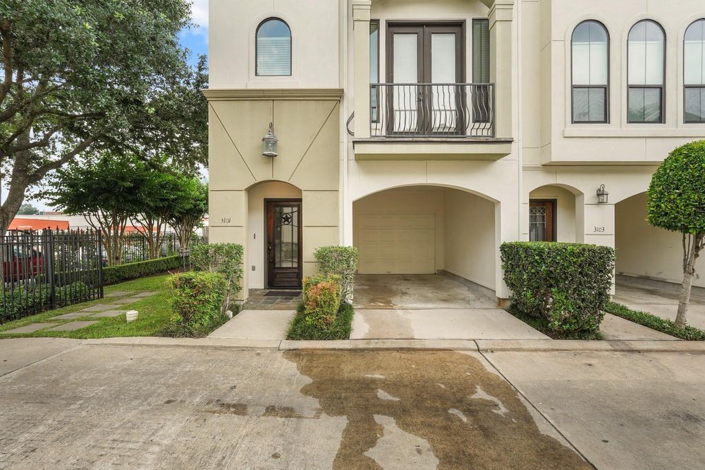Photo of 3101 Fairdale Oaks E, Houston, TX 77057 (MLS # 96242151)
