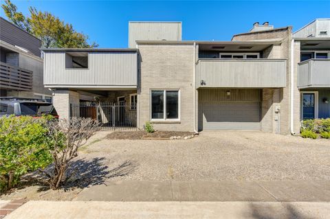 Photo of 2524 Nantucket Drive #B, Houston, TX 77057 (MLS # 32290290)