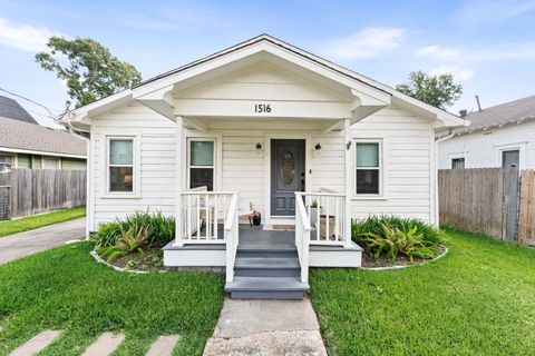 Photo of 1516 Lawrence Street, Houston, TX 77008 (MLS # 56110294)