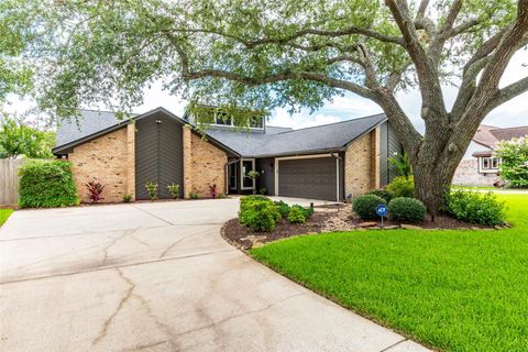 Photo of 1811 Hunt Drive, Friendswood, TX 77546 (MLS # 98732659)