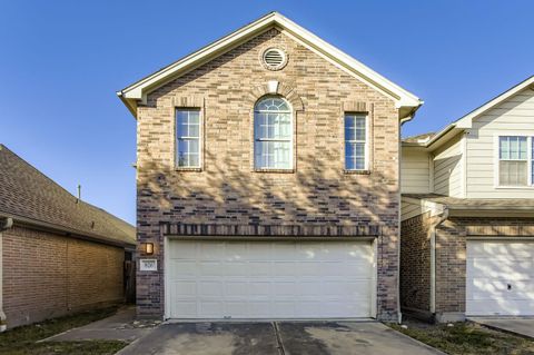 Photo of 826 Forest Hillside Lane, Houston, TX 77067 (MLS # 91290853)