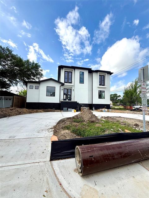 Photo of 5009 Holt Street, Bellaire, TX 77401 (MLS # 12748000)