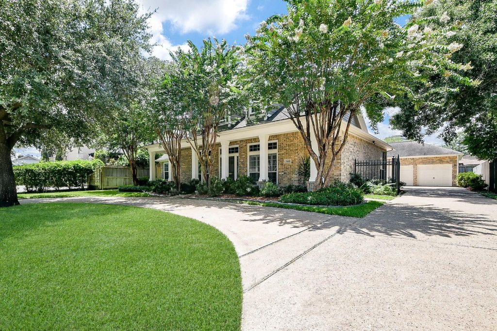 Photo of 2442 Chimney Rock Road, Houston, TX 77056 (MLS # 84348878)
