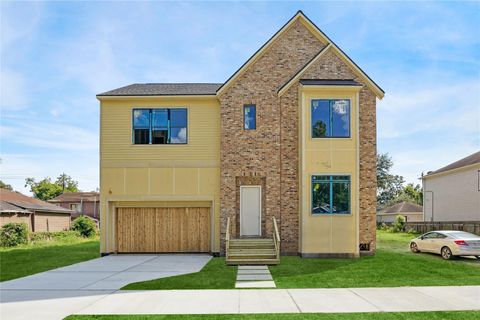 Photo of 830 E 27th Street, Houston, TX 77009 (MLS # 37965261)