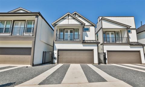 Photo of 117 E 43rd Street, Houston, TX 77018 (MLS # 54514493)