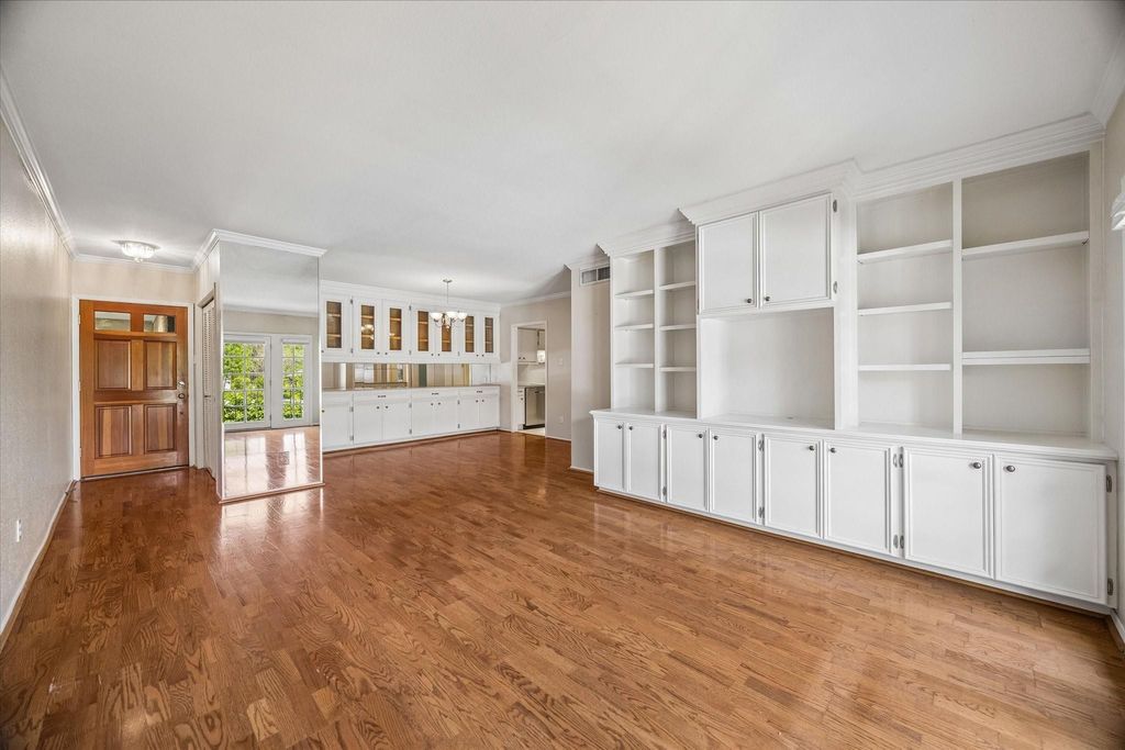 Photo of 2238 S Piney Point Road #204, Houston, TX 77063 (MLS # 85812414)