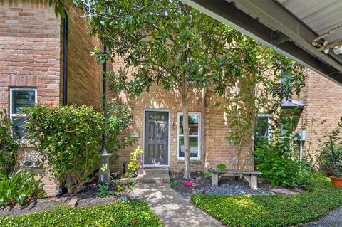 Townhouse For Sale - 745 Worthshire Street<br/> Houston, TX 77008