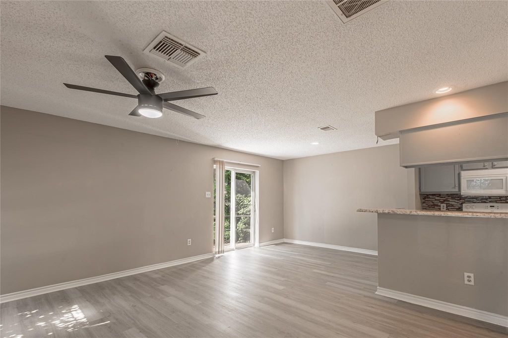 Photo of 1228 Avenue O #B, Huntsville, TX 77340 (MLS # 16800883)