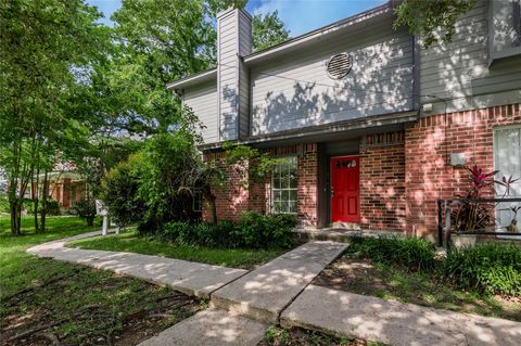 Photo of 1228 Avenue O #B, Huntsville, TX 77340 (MLS # 16800883)